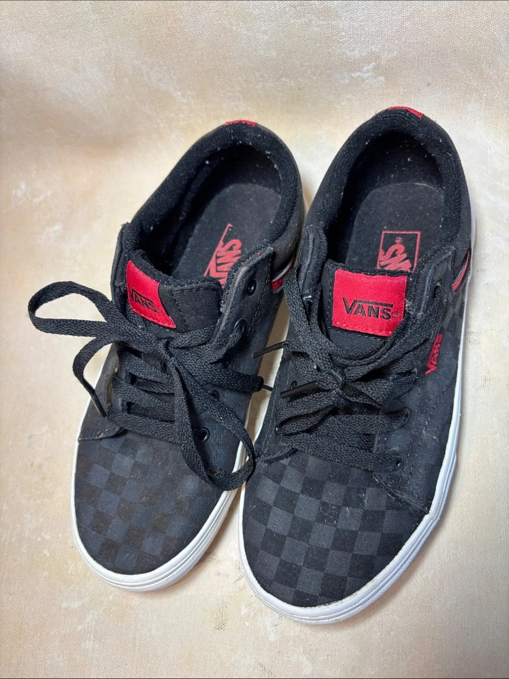 Vans Kids Seldan Black and Red Checkerboard Sneakers, skate shoes, size 4 Youth